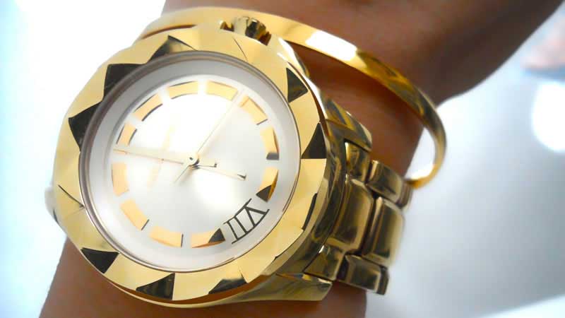 Reloj Karl Lagerfeld y pulsera de Mónica Vinader
