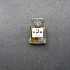 Gisele Bündchen surfea con CHANEL Nº5